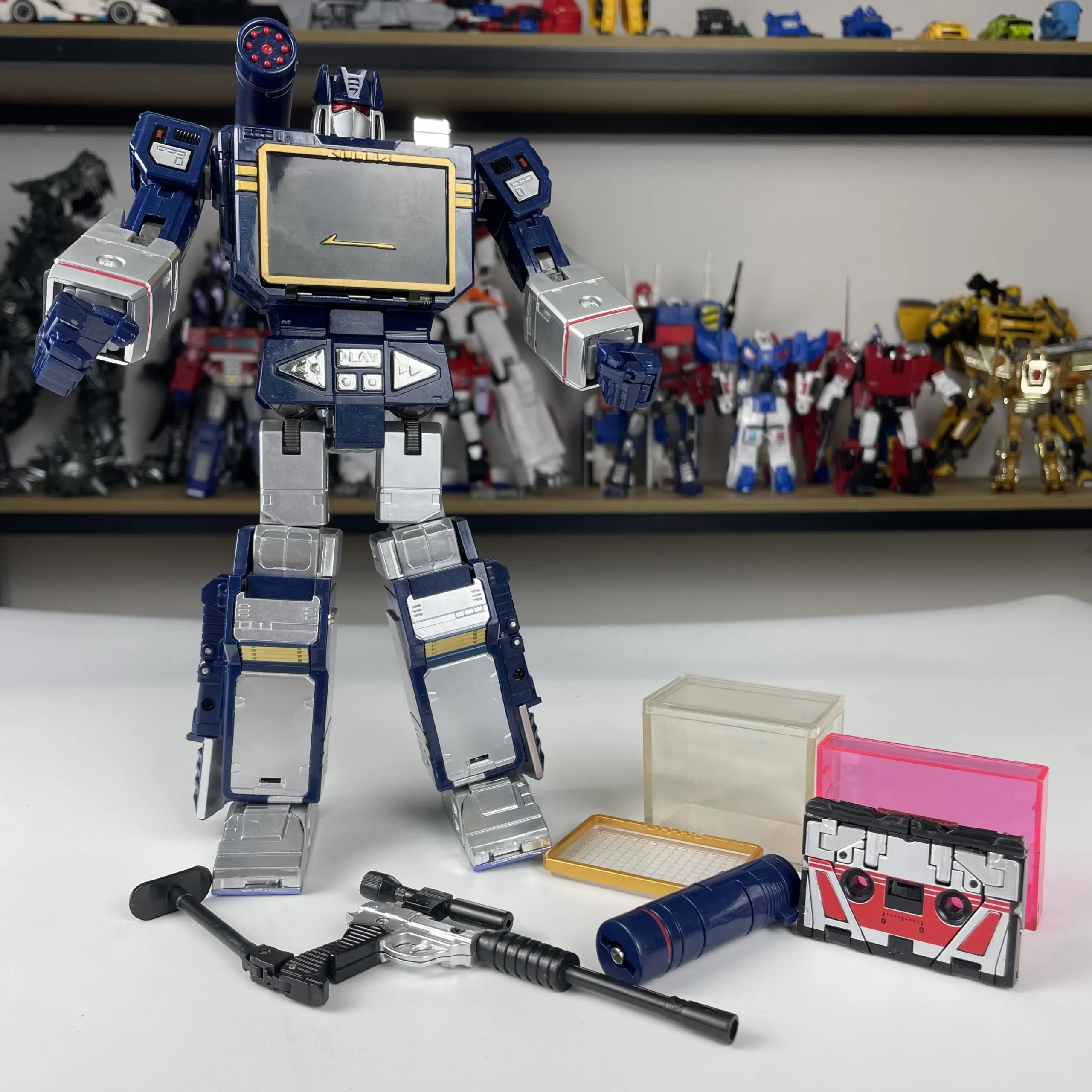 THF Masterpiece G1 Soundwave 23cm Transforming Robot Figure — view 4