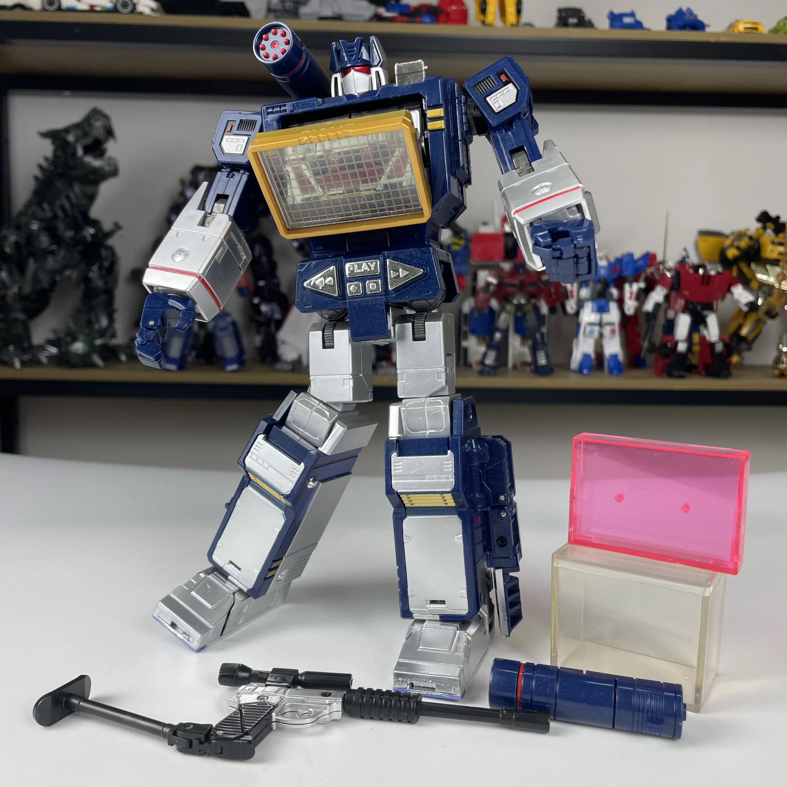 THF Masterpiece G1 Soundwave 23cm Transforming Robot Figure — view 2