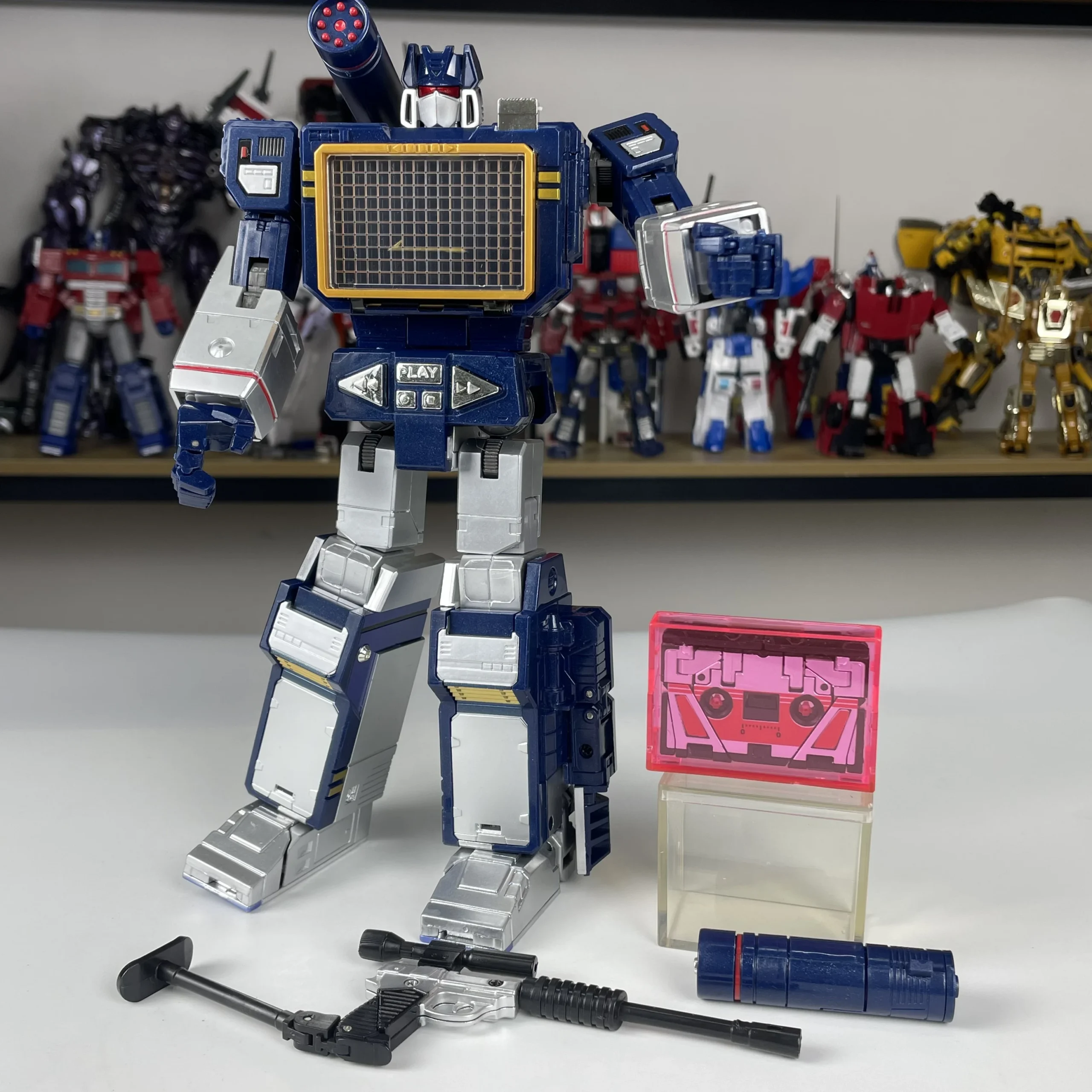 THF Masterpiece G1 Soundwave 23cm Transforming Robot Figure — view 3
