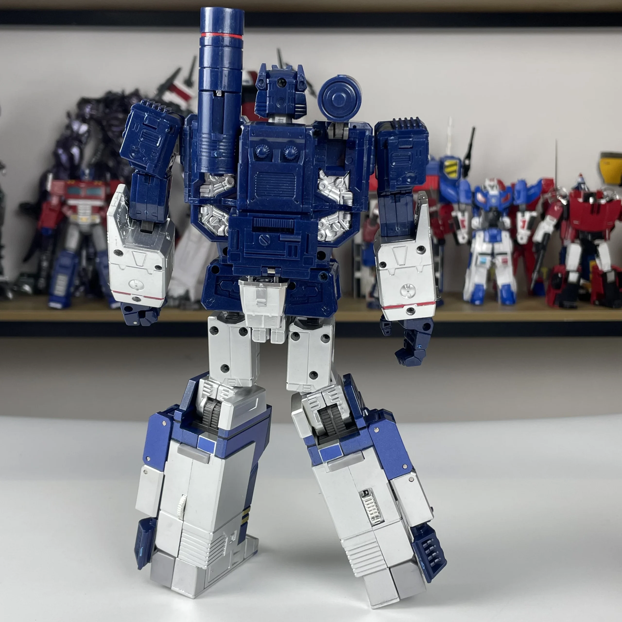 THF Masterpiece G1 Soundwave 23cm Transforming Robot Figure — view 6