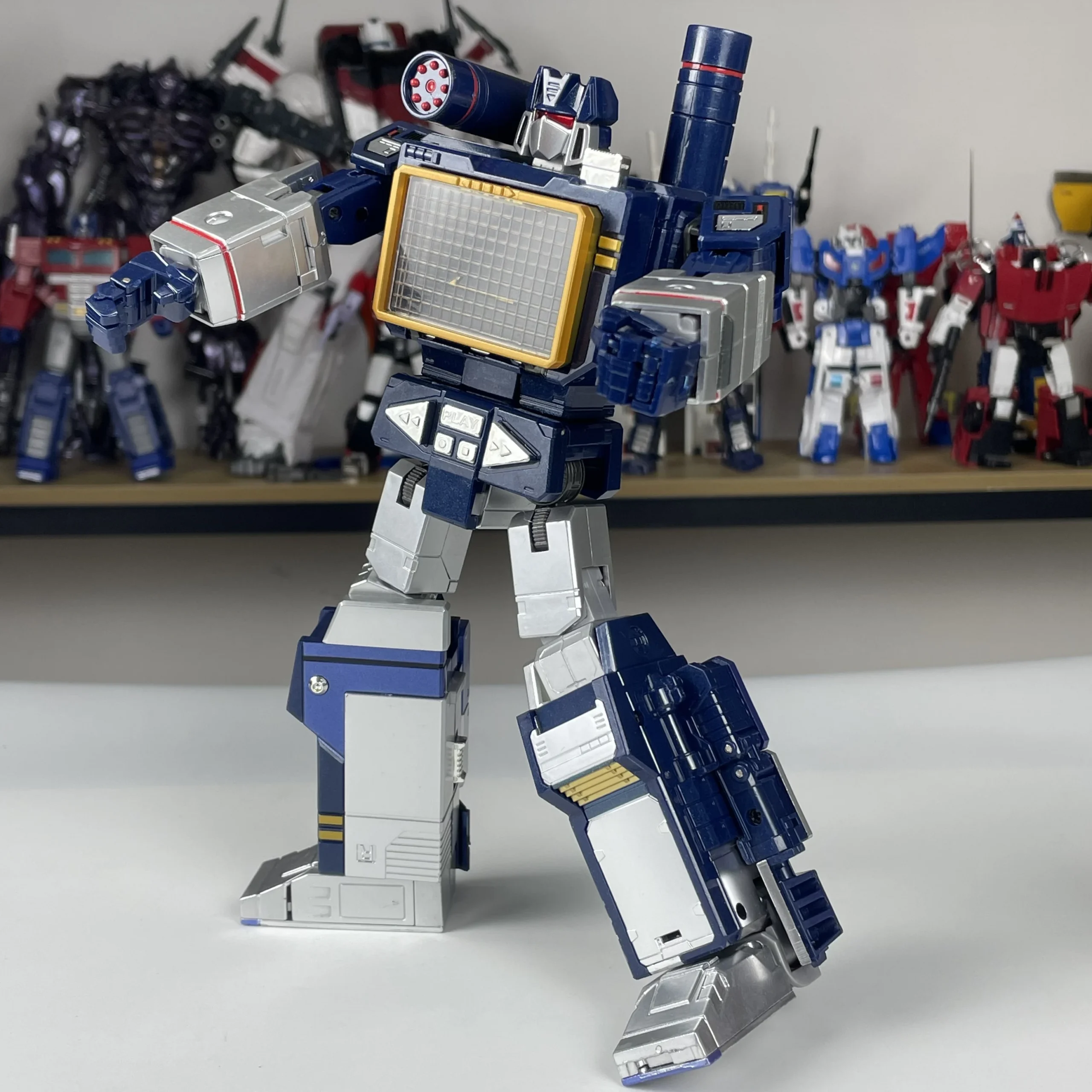 THF Masterpiece G1 Soundwave 23cm Transforming Robot Figure — view 5